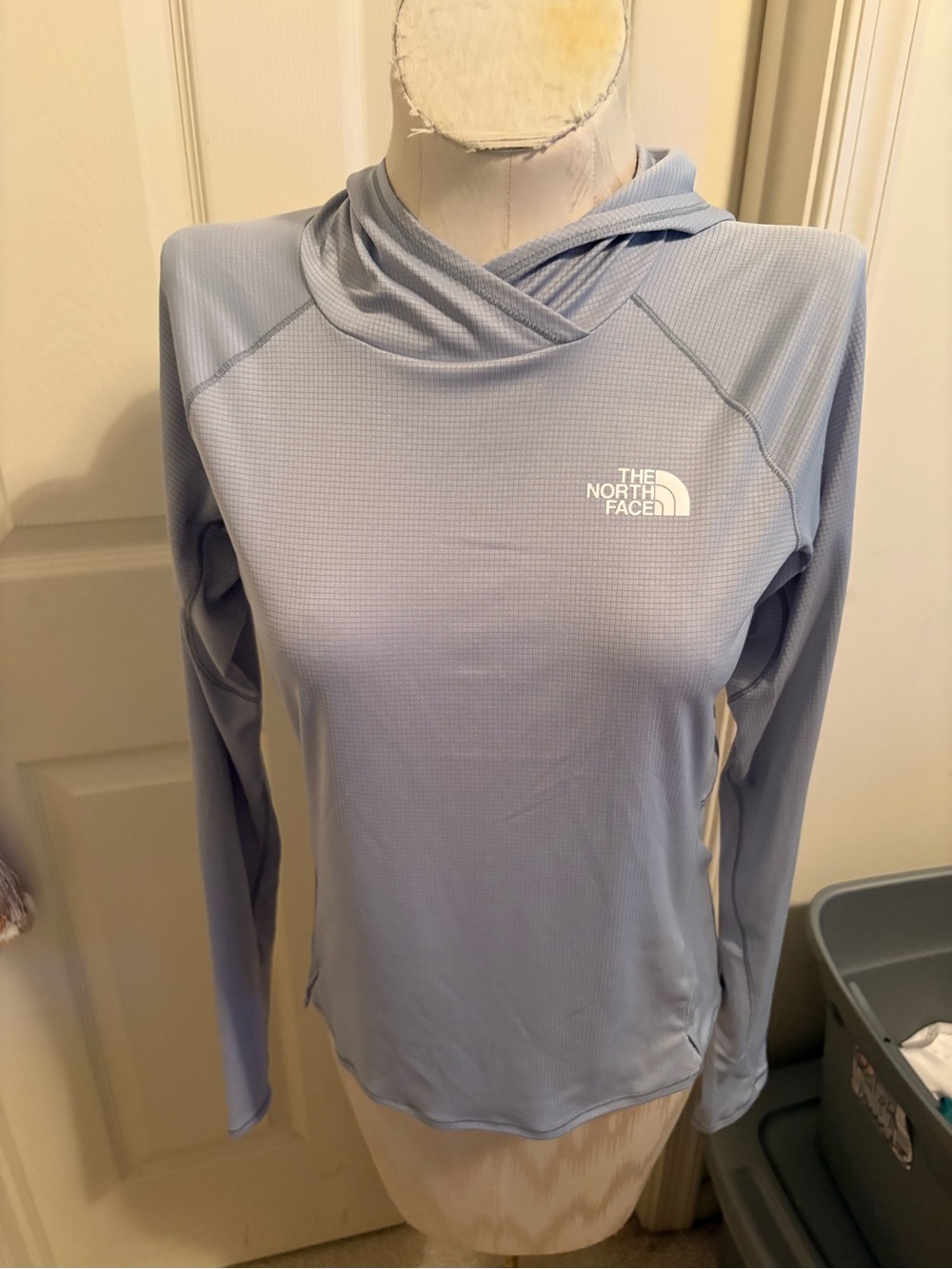 The North Face Women’s Light grey Performance Hooded Long-Sleeve Top NWT S $80